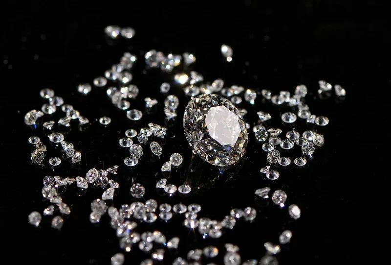 培育钻石和天然钻石怎么区别（价格暴跌，培育钻石会怎么样）