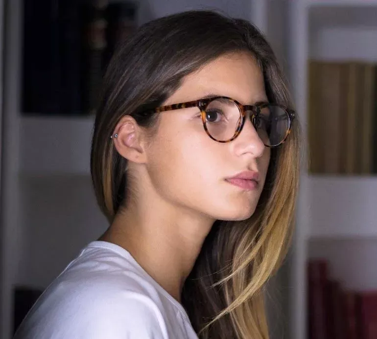 什么眼镜适合女生（女神必备最新眼镜框款式2021）