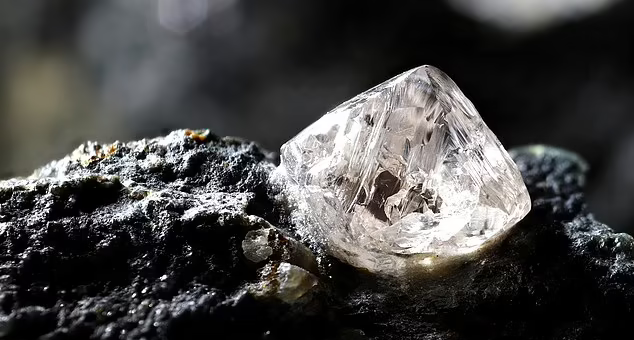 地下多少层可以挖到钻石（天然钻石在什么条件下形成的）