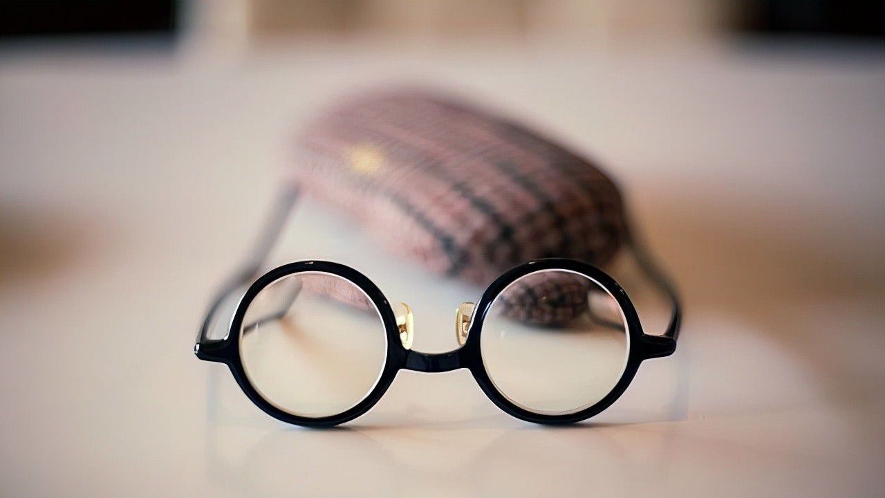 配眼镜怎么选镜片 防蓝光有用吗（矫正眼镜和普通眼镜的区别在哪里）