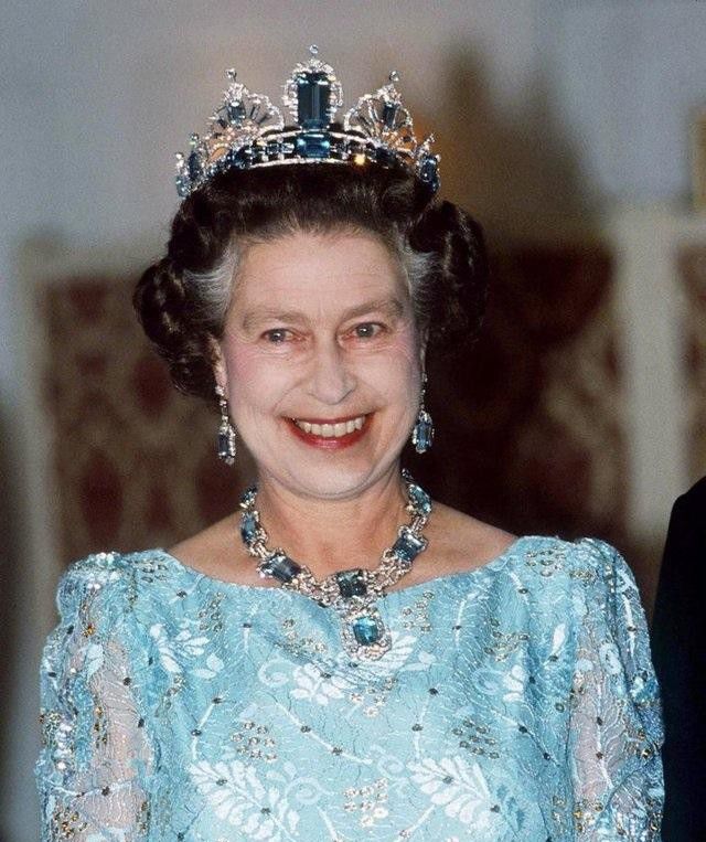 英国女王蓝宝石皇冠，皇室戴项链的图片（蓝宝石钻石铂金项链）