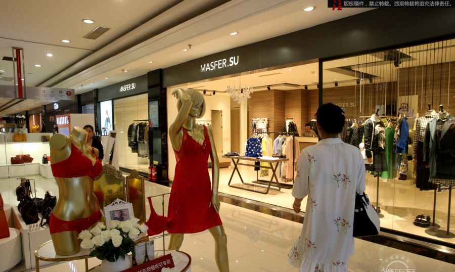 在广州怎样做小生意（美女靠服装店年赚132万）
