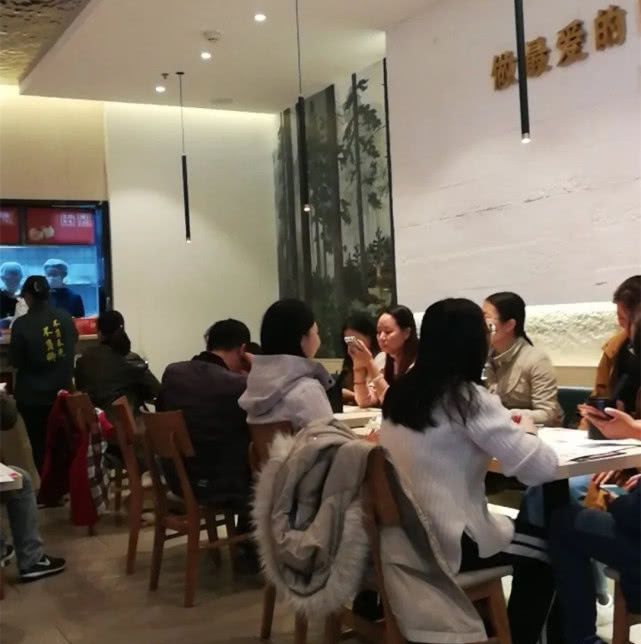 四线城市餐饮生意月入多少（小吃店一年保守利润竟58万）