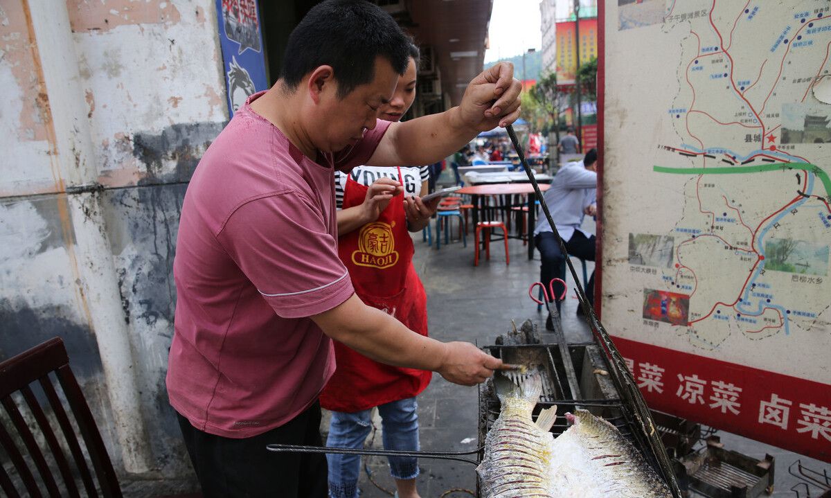 在重庆做什么小生意（这家烤鱼靠半价年赚100万的套路）